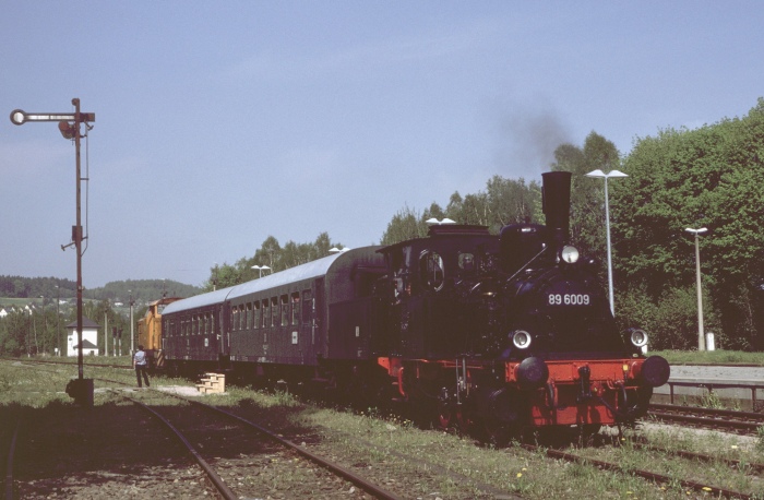 89&nbsp;6009 im Bahnhof Schwarzenberg, am 10.05.2002