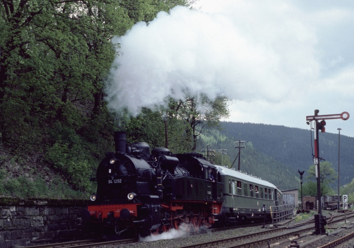 94&nbsp;1292 mit Sonderzug (Schein-) Einfahrt Lauscha, am 20.05.1995