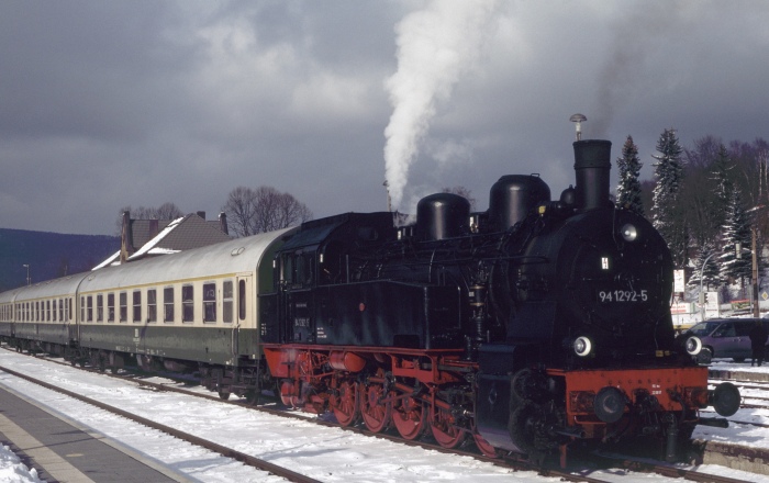 94&nbsp;1292 als Schublok am Sonderzug, in Zella-Mehlis, am 25.02.2001