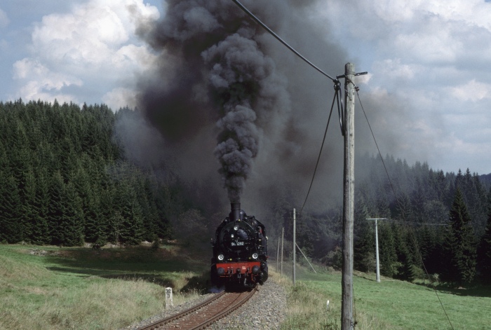 94&nbsp;1292 deutlich hörbar desolat klingend (ein Schieber bläst anscheinend durch) quält sich im Schneckentempo den Berg hoch, aufgenommen an der großen Wiese unterhalb vom Bahnhof Rennsteig, um 14:13h am 08.09.2002