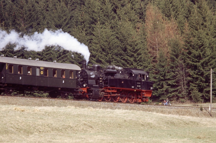 94&nbsp;1292&nbsp;Tv mit Pendelzug wieder abwärts Richtung Stützerbach, an der großen “Rennsteigwiese”, am 11.04.2004