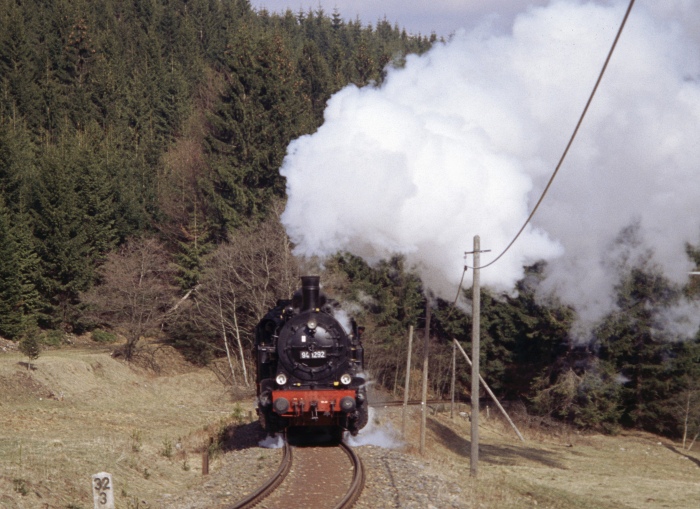 94&nbsp;1292 auf Bergfahrt vor Bahnhof Rennsteig, am 11.04.2004
