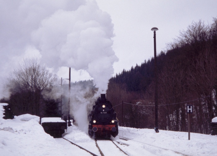 94&nbsp;1538 beim Umsetzen im Bahnhof Stützerbach, um 14:15h am 18.02.2006