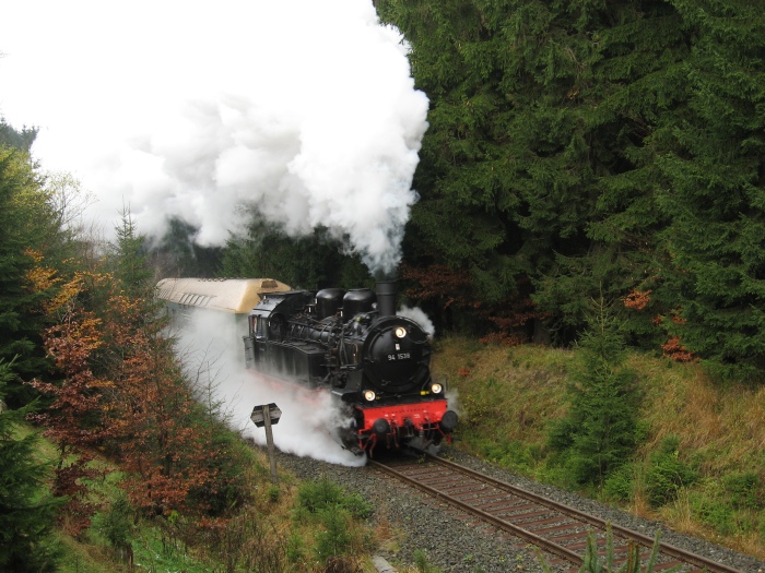 94&nbsp;1538 Bergfahrt mit früher üblichem Doppelstockwagen, kurz vor Bahnhof Rennsteig, am 27.10.2007
