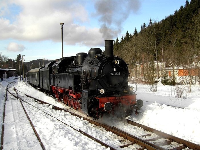 94&nbsp;1538 vor Sonderzug in Stützerbach, am 19.02.2006