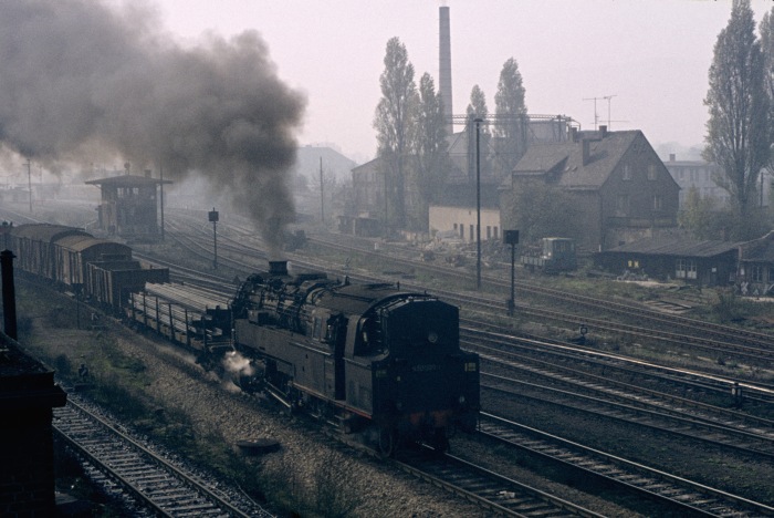 95&nbsp;0009&nbsp;Tv mit Güterzug ->U-Born Ausfahrt Saalfeld, am 12.10.1976