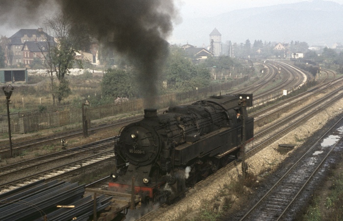 95&nbsp;0009&nbsp;Tv mit Güterzug ->U-Born Ausfahrt Saalfeld, am 12.10.1976