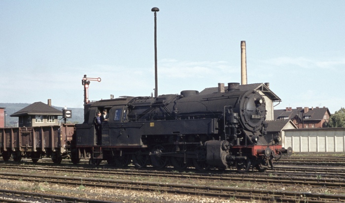 95&nbsp;0009 mit Gz einfahrend in Saalfeld, am 12.10.1976