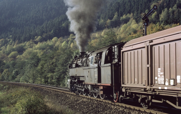 95&nbsp;0009 Güterzug Richtung Probstzella an der Einfahrt von Hockeroda, am 12.10.1976