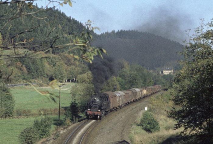 95&nbsp;0009 Güterzug Richtung Probstzella bei Unterloquitz, am 12.10.1976