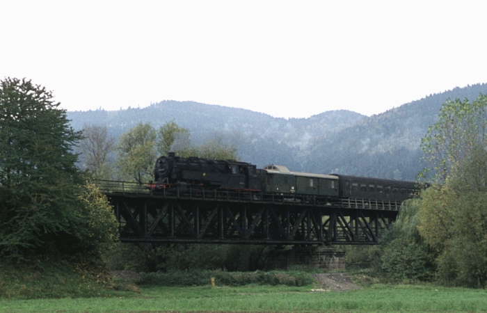 95&nbsp;0032 mit P&nbsp;18005 nach Sonneberg auf der Saalebrücke bei Breternitz, um 14:24h am 14.10.1976