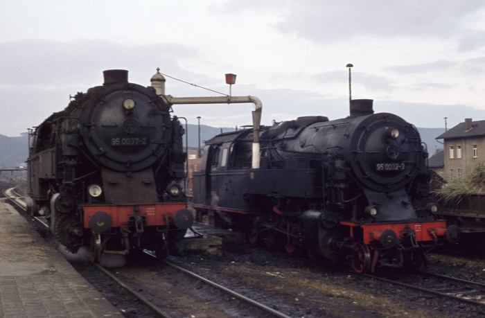 95&nbsp;0037 und 95&nbsp;0032 im Bahnhof Saalfeld, am 14.10.1976