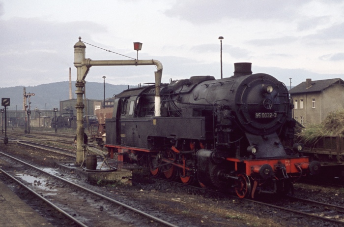 95&nbsp;0032 am Wasserkran im Bahnhof Saalfeld, am 14.10.1976