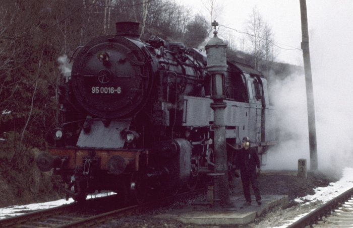 95&nbsp;0016 vor dem P&nbsp;18003 beim damals üblichen Wassernehmen im Bahnhof Lichte-Ost, am 25.03.1978