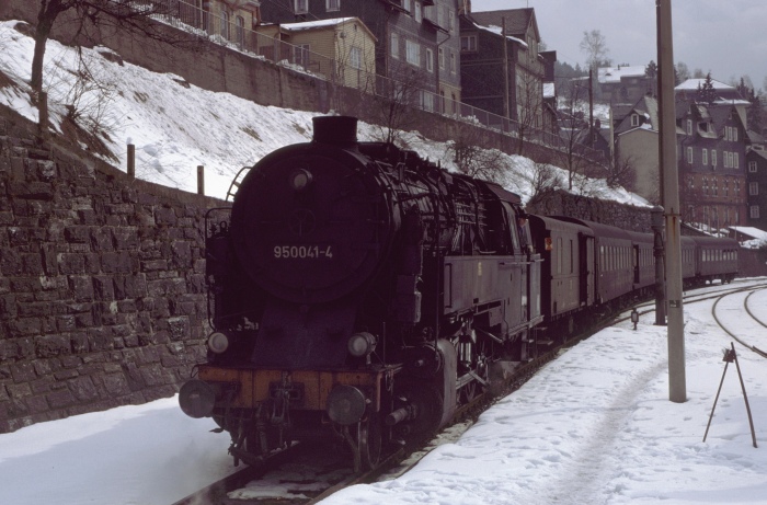 95&nbsp;0041 vor P&nbsp;18004 in Lauscha, am 25.03.1978