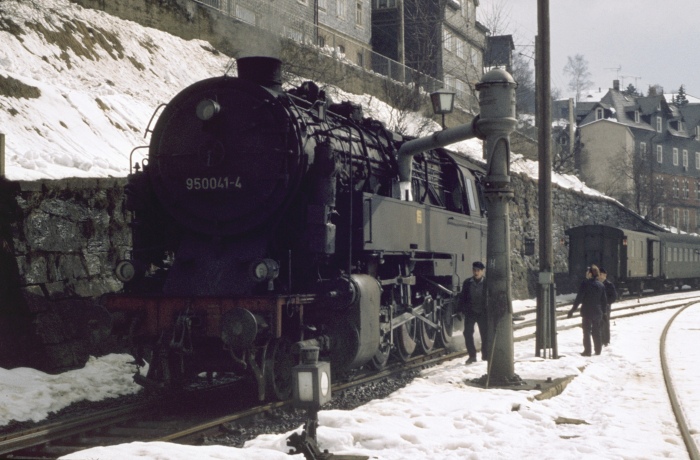 95&nbsp;0041 am Wasserkran im Bf Lauscha, am 25.03.1978