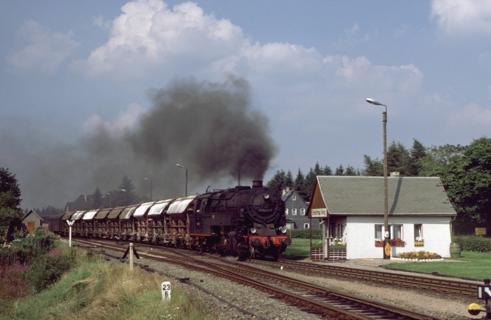 95&nbsp;0030 mit Güterzug ->Lauscha, Ausfahrt Ernstthal, am 22.08.1978