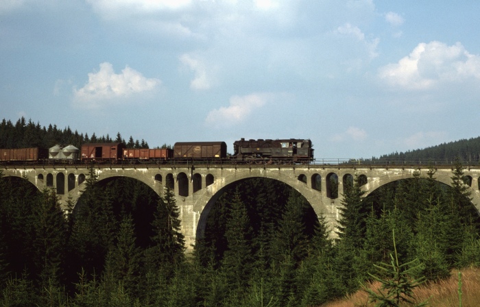 95&nbsp;0005&nbsp;Tv mit Güterzug abwärts auf Viadukt am Finstern Grund, am 22.08.1978