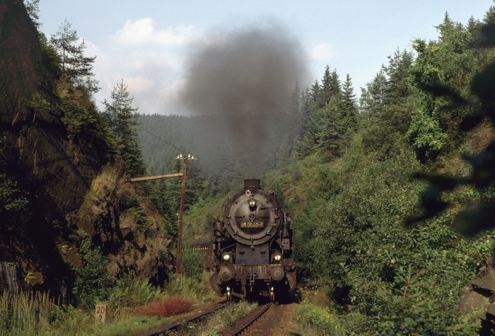 95&nbsp;0040 mit P&nbsp;18005 im Einschnitt am Finstern Grund, am 22.08.1978