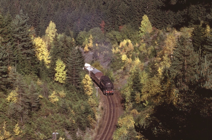95&nbsp;0044 mit Güterzug im Einschnitt am Finstern Grund, 13.10.1978