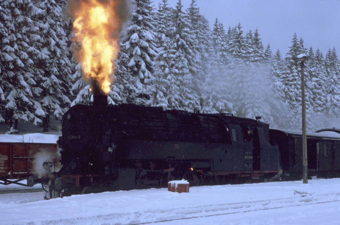 95&nbsp;0044 mit Feuer vorm P 18003 in Ernstthal, am 14.01.1979