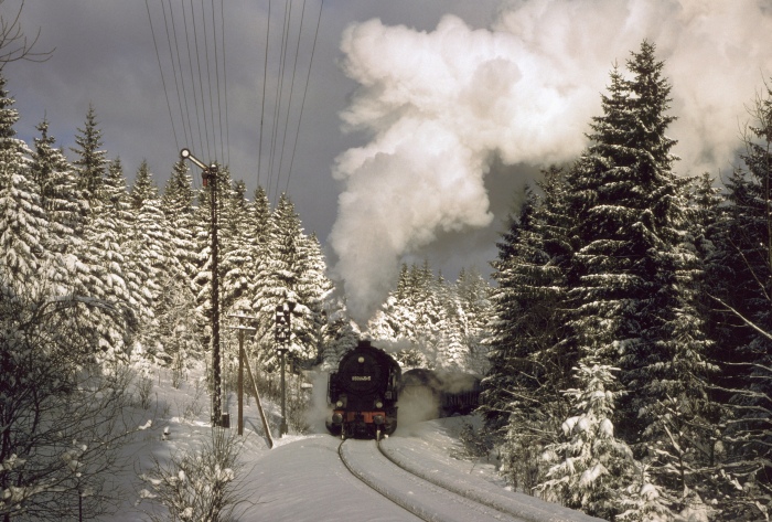95&nbsp;0045 mit mittäglichem Güterzug an der Einfahrt Ernstthal, am 14.01.1979