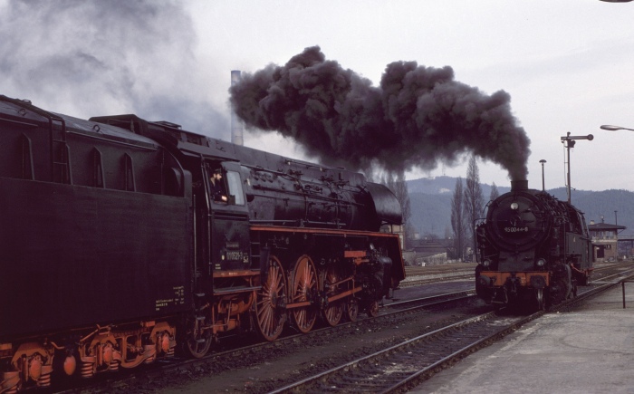 95&nbsp;0004 fährt an 01&nbsp;0521 (vorm D&nbsp;504) vorbei, Bahnhof Saalfeld am 25.03.1979