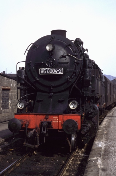 95&nbsp;0004 vorm P&nbsp;18003 am Bahnsteig in Saalfeld, April 1979