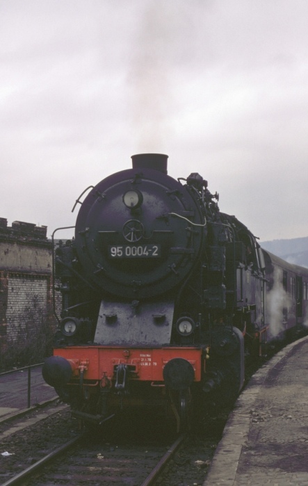 95&nbsp;0004 vor dem P&nbsp;18003 am Bahnsteig in Saalfeld, am 25.03.1979