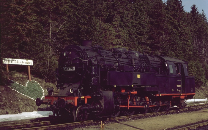 95&nbsp;0004 in Ernstthal neben Bahnhofsschild, am 13.04.1979