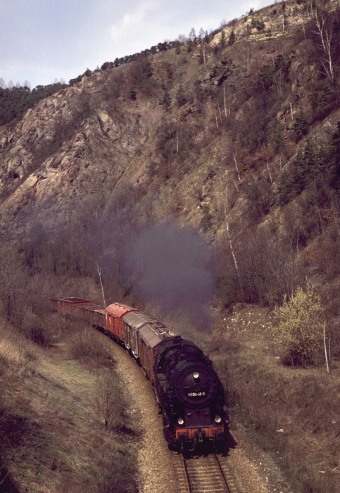 95&nbsp;0043 mit Güterzug am Bohlen hinter Saalfeld, am 13.04.1979