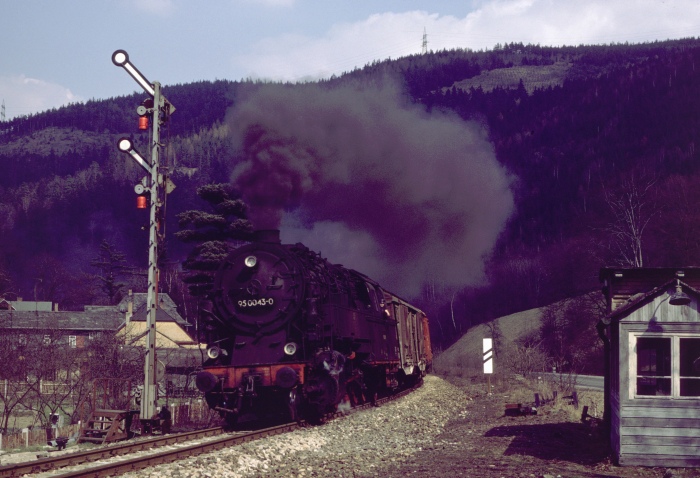 95&nbsp;0043 mit Güterzug Einfahrt Hockeroda, am 13.04.1979