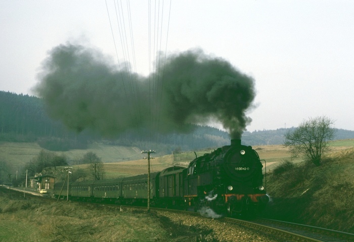 95&nbsp;0043 mit P&nbsp;18001 Abfahrt in Lippelsdorf, um 8:00h am 14.04.1979