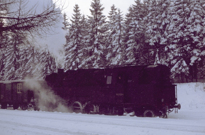 95&nbsp;0022 macht im Bahnhof Ernstthal an diesem Tag zur Mittagszeit die üblichen Rangierarbeiten, am 02.01.1980