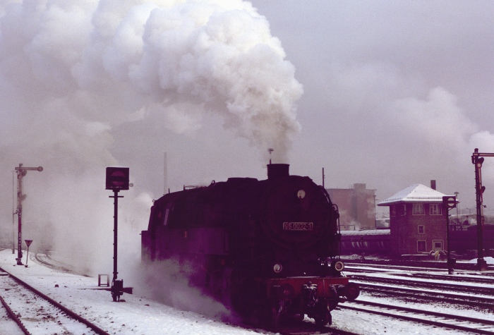 95&nbsp;0032 kommt vom Bw und muss am gesamten Personebahnhof bis ans Südende vorbeifahren, um vor dem P&nbsp;18003 anzukuppeln, am 13.01.1980