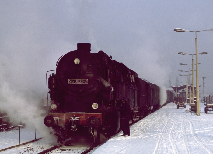 95&nbsp;0032 vorm P&nbsp;18003 am Bahnsteig in Saalfeld, am 13.01.1980