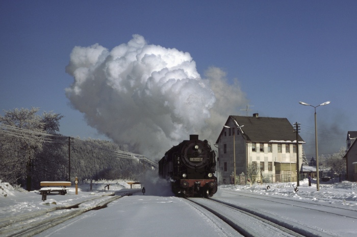 95&nbsp;0032 mit P&nbsp;18003 an der Einfahrt Schmiedefeld, am 13.01.1980