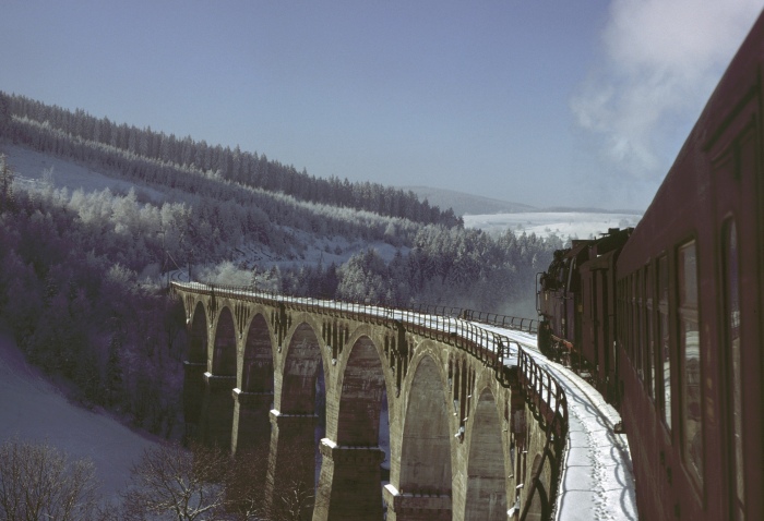 Blick aus dem P&nbsp;18003 mit 95&nbsp;0032 davor, auf Lichter Viadukt, am 13.01.1980