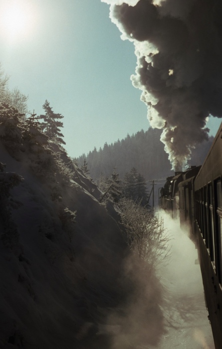 Blick aus dem P&nbsp;18003 mit 95&nbsp;0032 davor, fotografiert hinter Lichte, am 13.01.1980