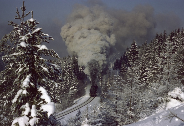 95&nbsp;0024 mit schwerem Güterzug im Finstern Grund, am 20.01.1979