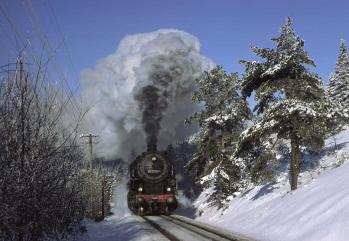 95&nbsp;0009 mit Güterzug ->Ernstthal hinter Lichte, am 13.01.1980