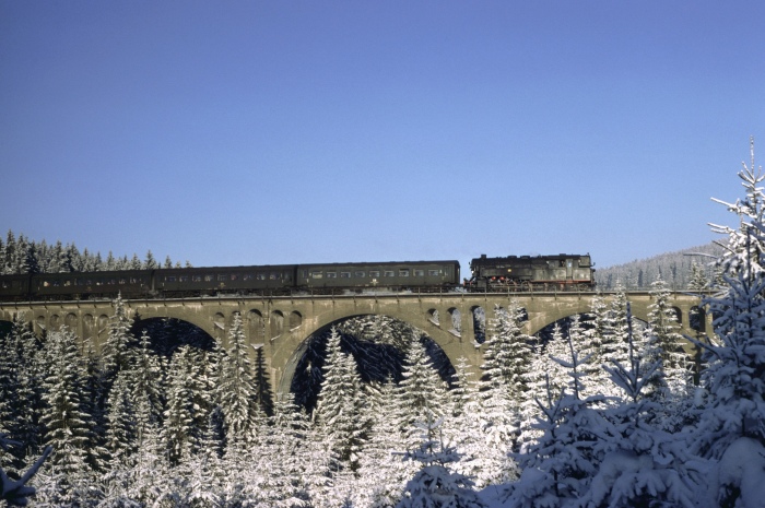 95&nbsp;0032&nbsp;Tv mit P&nbsp;18004 auf Finstern Grund-Viadukt abwärts fahrend, am 13.01.1980