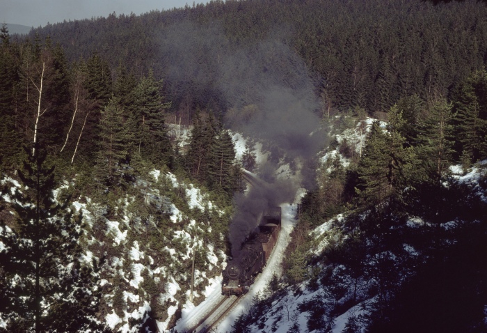 95&nbsp;0009 mit (kurzem) Güterzug im Einschnitt am Finstern Grund, am 23.02.1980