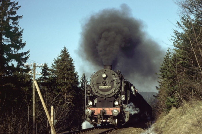 95&nbsp;0030 mit P&nbsp;18005 vor Einfahrt Schmiedefeld, am 23.02.1980