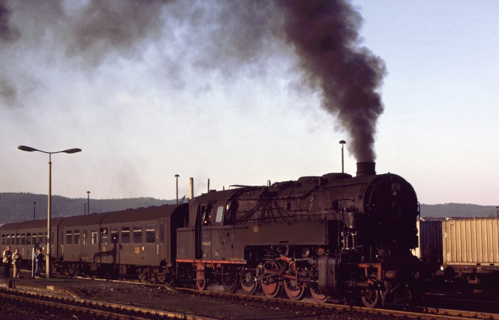 95&nbsp;0044 mit E&nbsp;805 Ausfahrt Saalfeld, am 10.05.1980
