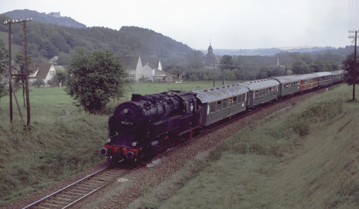 95&nbsp;027 mit Sonderzug hinter Blankenburg fotografiert, um 15:05h am 01.09.1983