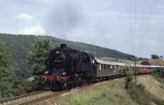 95&nbsp;027 mit Sonderzug bei Milbitz (Rottenbach), am 01.09.1983