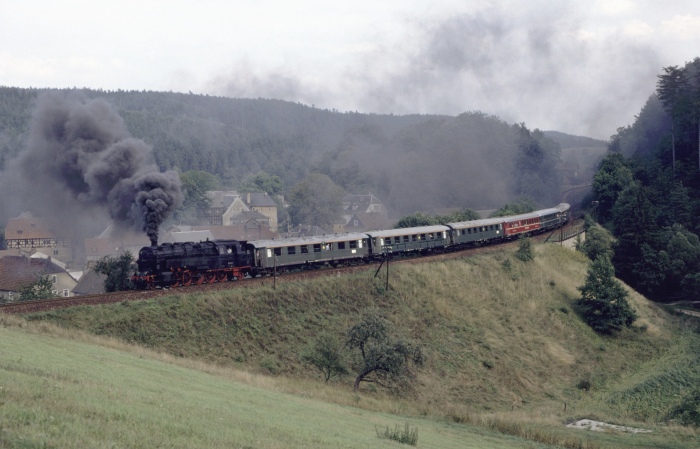 95&nbsp;027 mit Sonderzug, Fotohalt bei Paulinzella, am 01.09.1983