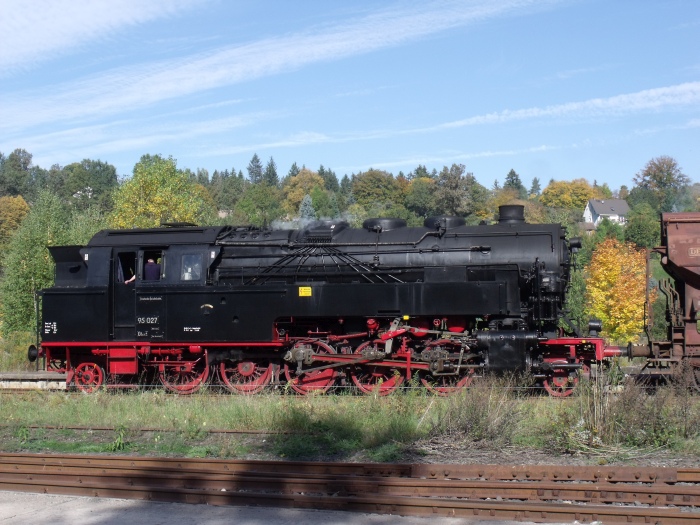 95&nbsp;027&nbsp;Tv mit Güterzug DGz&nbsp;304, zurück von Steinbach-Hallenberg, beim längeren Halt in Schmalkalden, um 12:05h am 09.10.2010