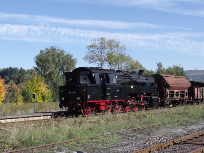 95&nbsp;027&nbsp;Tv mit Güterzug DGz&nbsp;304, zurück von Steinbach-Hallenberg, beim längeren Halt in Schmalkalden, um 12:05h am 09.10.2010